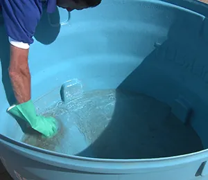 Profissional realizando limpeza de caixa d'água